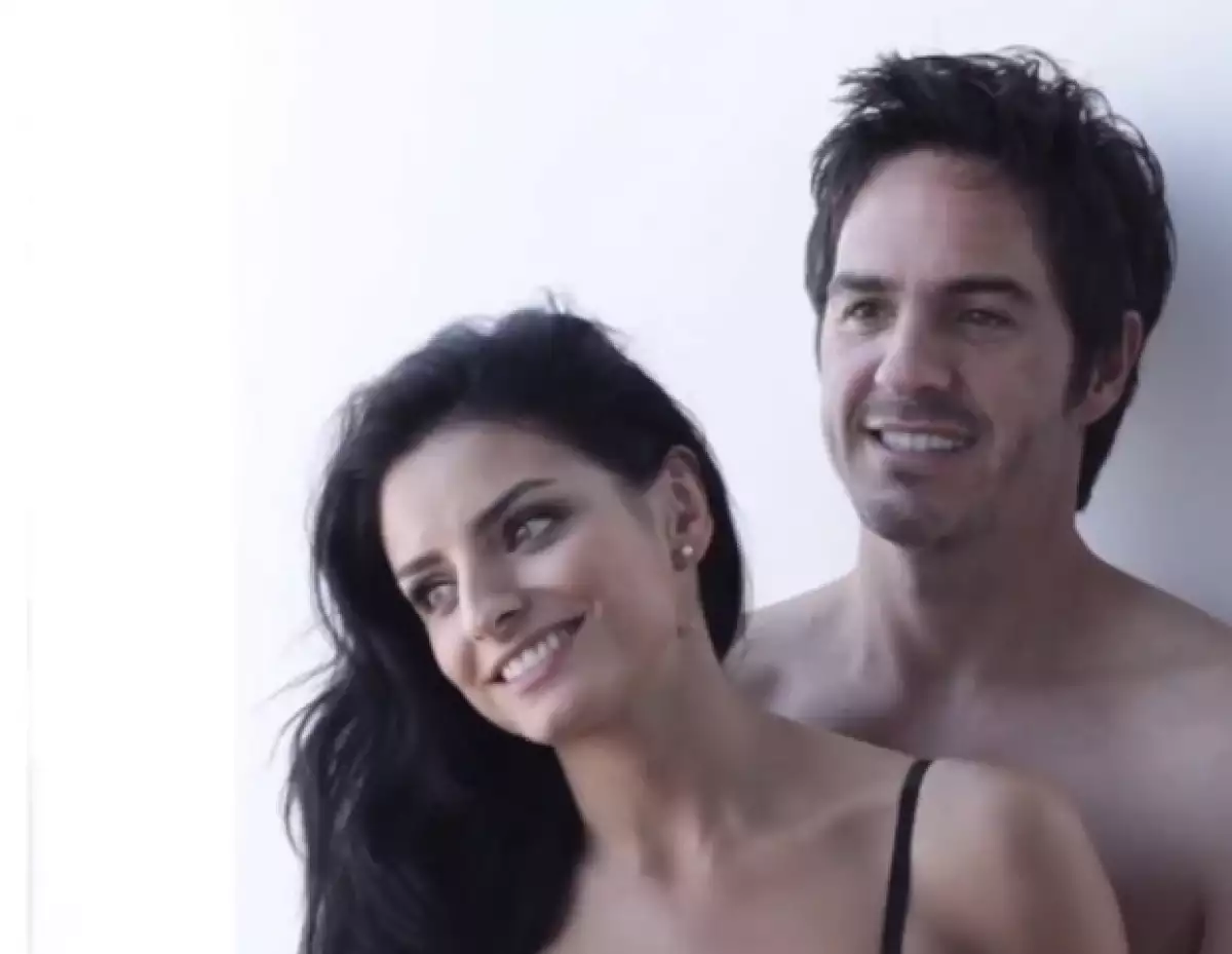 Mauricio Ochmann y Aislinn Derbez vivieron su 50 Shades of Grey al lado de Quién, en un photo shoot súper sexy que involucraba poca ropa y una cama.