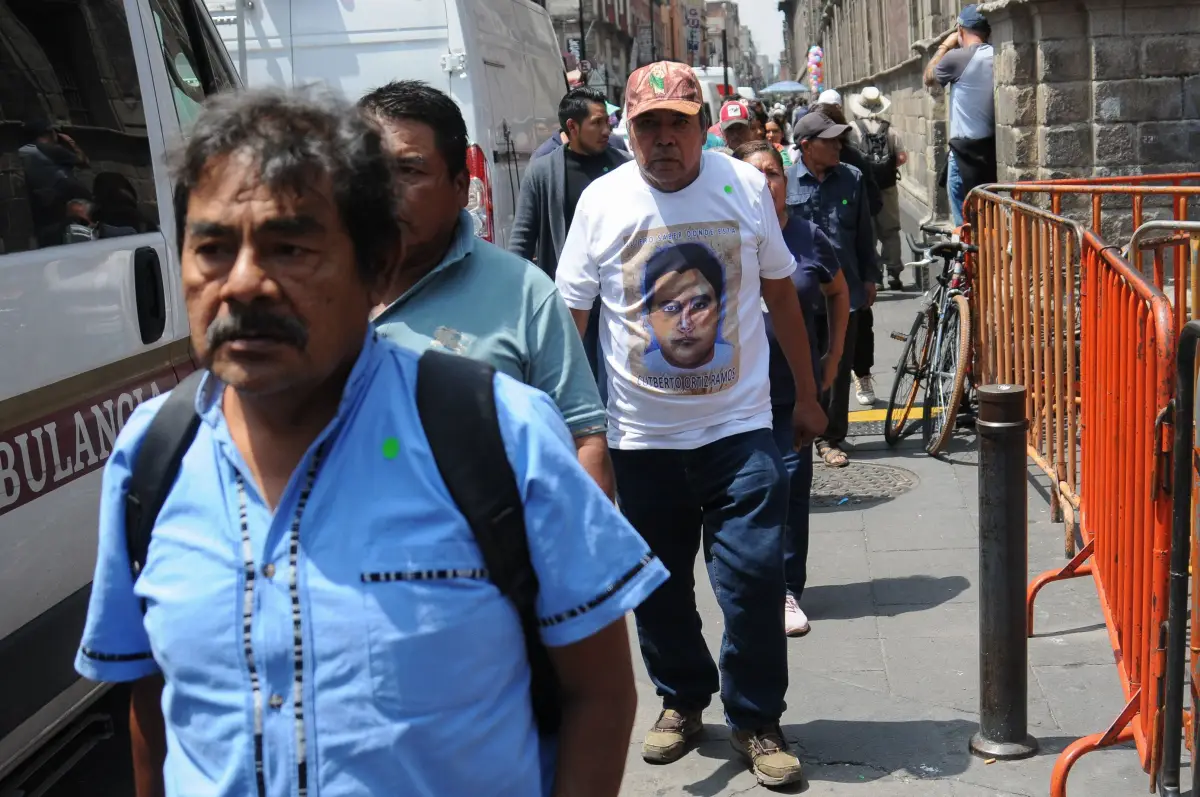 AMLO recibe a padres de Ayotzinapa; es una reunión de trámite, dice abogado