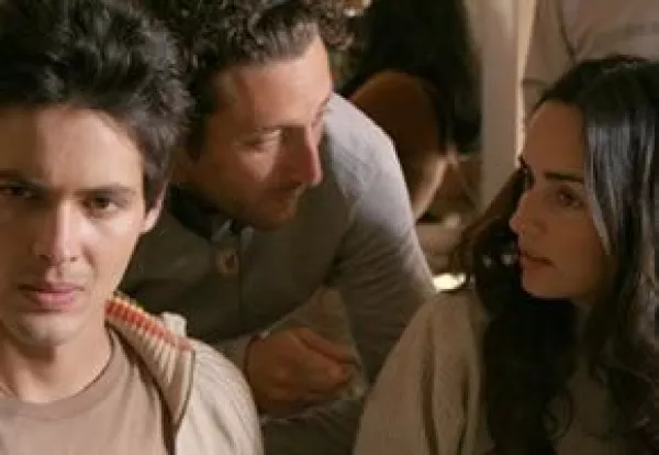 El filme narra la historia de un joven colombiano que, motivado por su novia, decide viajar a Estados Unidos en busca del sueño americano.