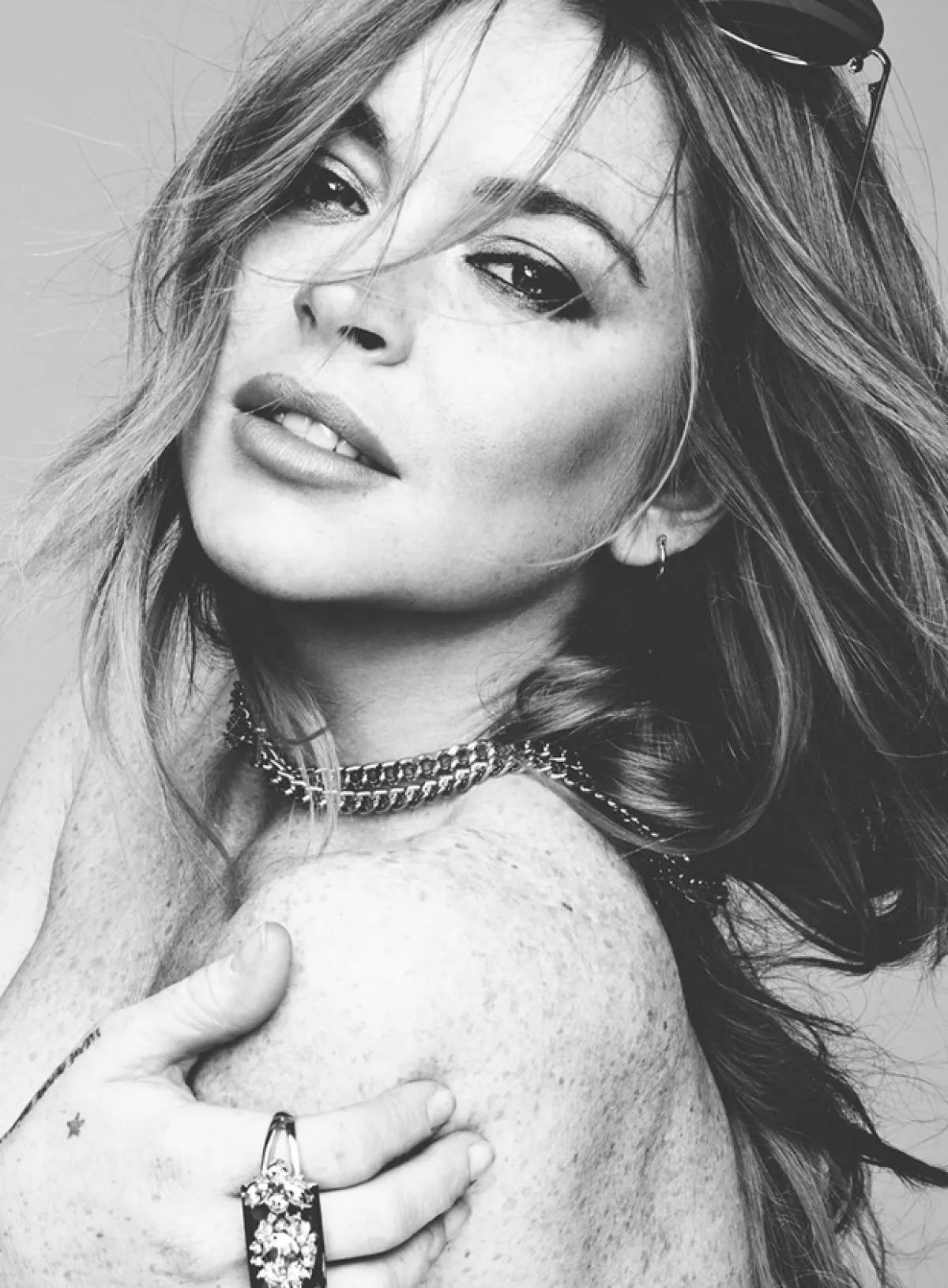 Lindsay Lohan también se unió al clan de los fashion nudes este mes para su participación en una revista británica de estilo de vida.