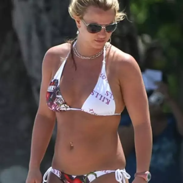 Con este bikini de Ed Hardy, Brit lució un look un poco más rockero.
