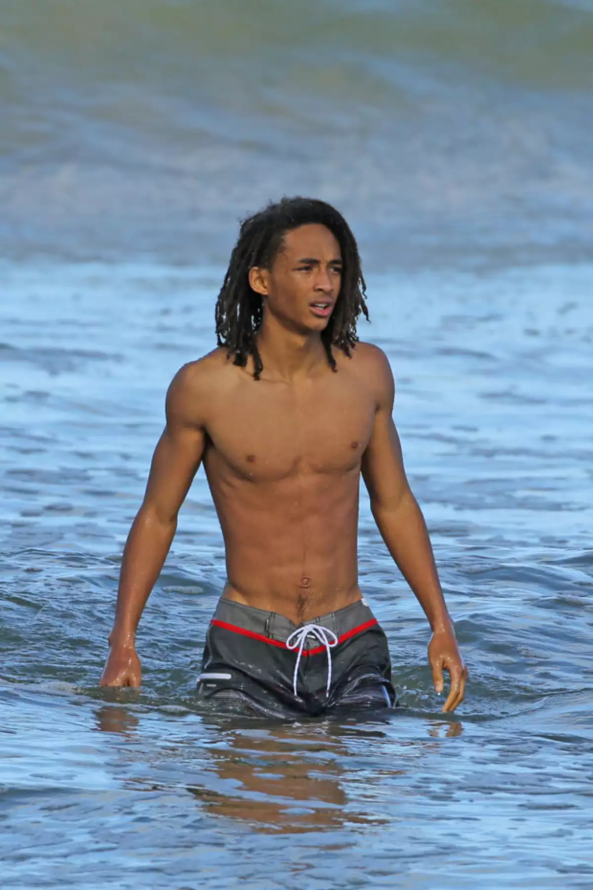 Will, Jada, Jaden y Willow Smith lucieron sus increíbles cuerpazos en Hawái, donde demostraron que ni durante sus vacaciones dejan de ejercitarse.