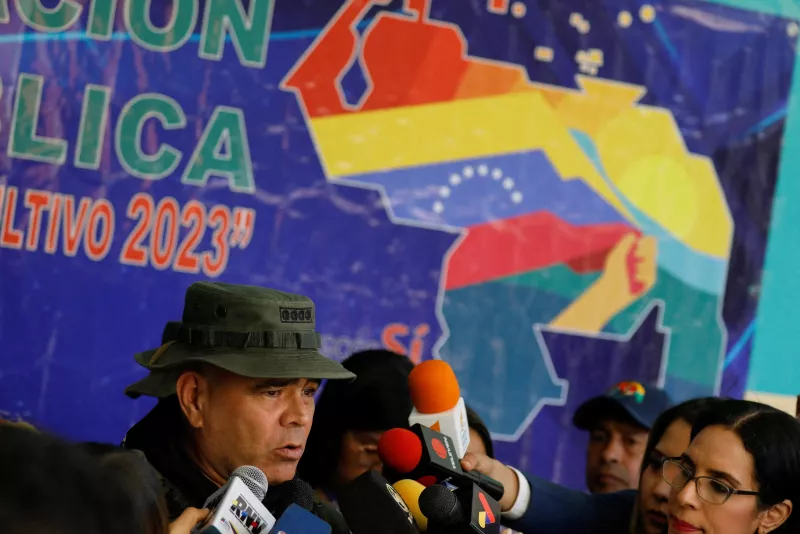 El ministro de Defensa de Venezuela, Vladimir Padrino López, se dirige a los medios de comunicación después de votar en un referéndum electoral sobre los derechos de Venezuela a la región de Esequiba, potencialmente rica en petróleo, que durante mucho tiempo ha sido objeto de una disputa fronteriza entre Venezuela y Guyana, en Caracas, Venezuela, el 3 de diciembre de 2023.