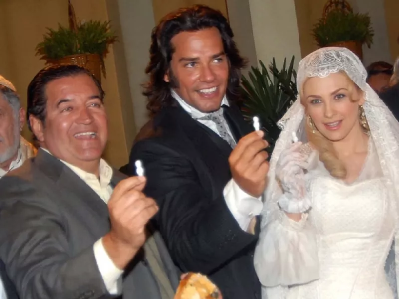 En medio de gran entusiasmo, el elenco de la telenovela Corazón salvaje se reunió para degustarla, la actriz y el productor Salvador Mejía se sacaron el muñequito.