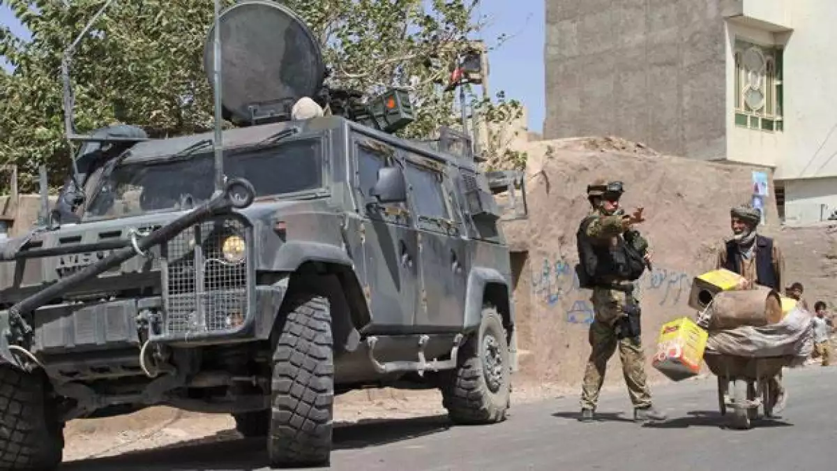 Un soldado y un ciudadano en afganistan