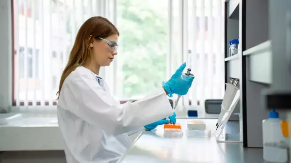 Investigadora analiza muestras biológicas en un laboratorio como parte de proyectos de investigación genómicos y biobancos en México 