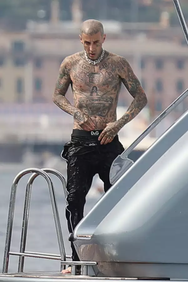 travis-barker-hospital