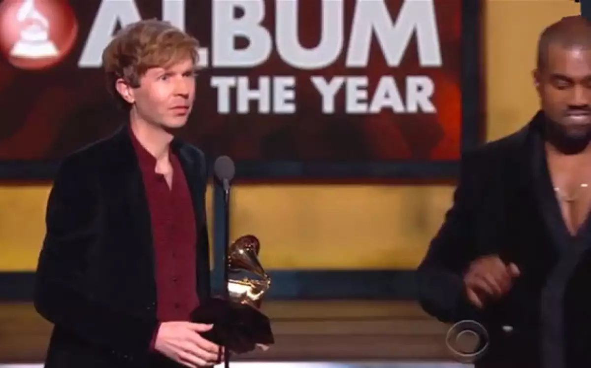 Beck luce confundido sobre lo que está sucediendo.