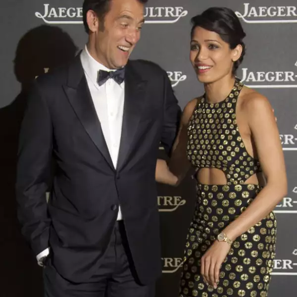 Clive Owen y Freida Pinto se rieron juntos.