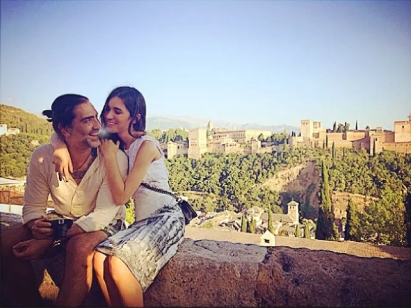 Mientras “El Potrillo” se encuentra de tour, su novia lo acompaña, aprovechando para tener románticas escapadas en varios puntos turísticos del país.