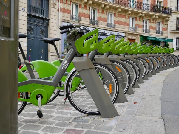 En París, Smoove formó parte del consorcio Smovengo para renovar el servicio Vélib –el homólogo de Ecobici en la capital francesa– por 20,000 nuevas unidades en 2017, de las que un 60% fue fabricado en Francia.