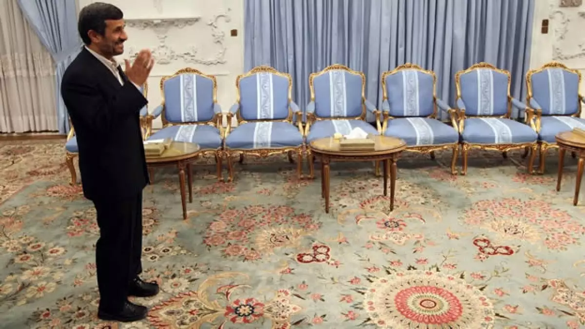 Ahmadineyad de pie en un salon