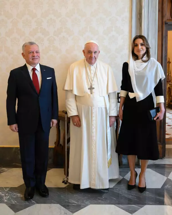 La reina Rania de Jordania impacta en su vista al Vaticano