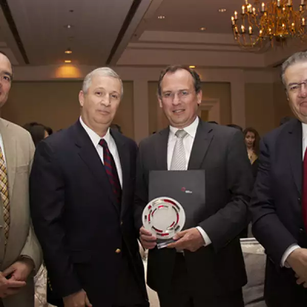 Javier Gocher, director de MabeWay sostiene el reconocimiento y posa junto con Javier Burkle, director de Finanzas de Mabe y otros miembros del equipo.