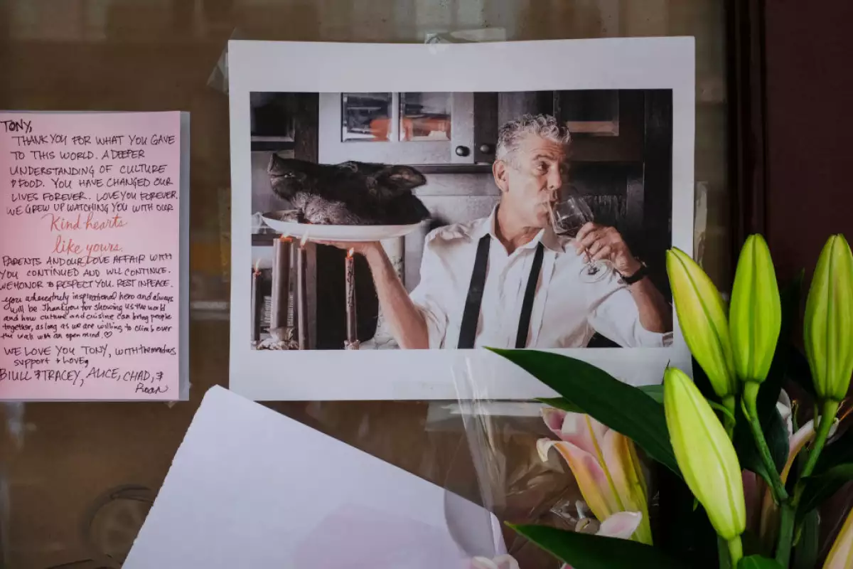 Foto de una foto de Anthony Bourdain pegada en uno de los restaurantes que dirigió luego de que se supo sobre su muerte en 2018.