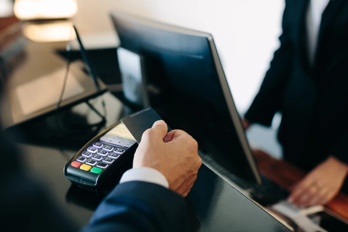 La compañía de servicios financieros.