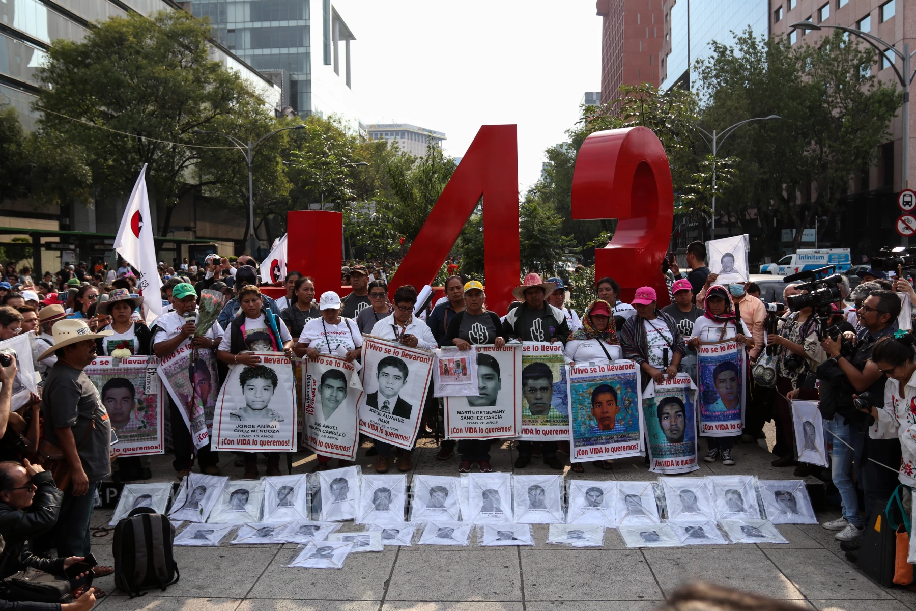 Padres de los 43 normalistas de Ayotzinapa en el antimonumento de Reforma.