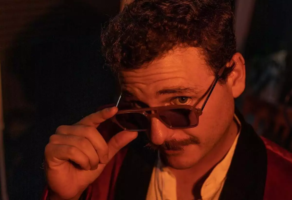 El músico Diego Gallardo con lentes oscuros mirando a la cámara.