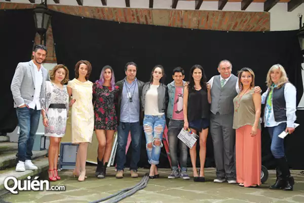 Karla Souza junto a Erick Elías, Fabiola Guajardo, Mara Escalante y el elenco de Qué culpa tiene el niño.