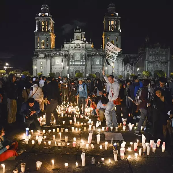 Ayotzinapa veladoras catedral DF