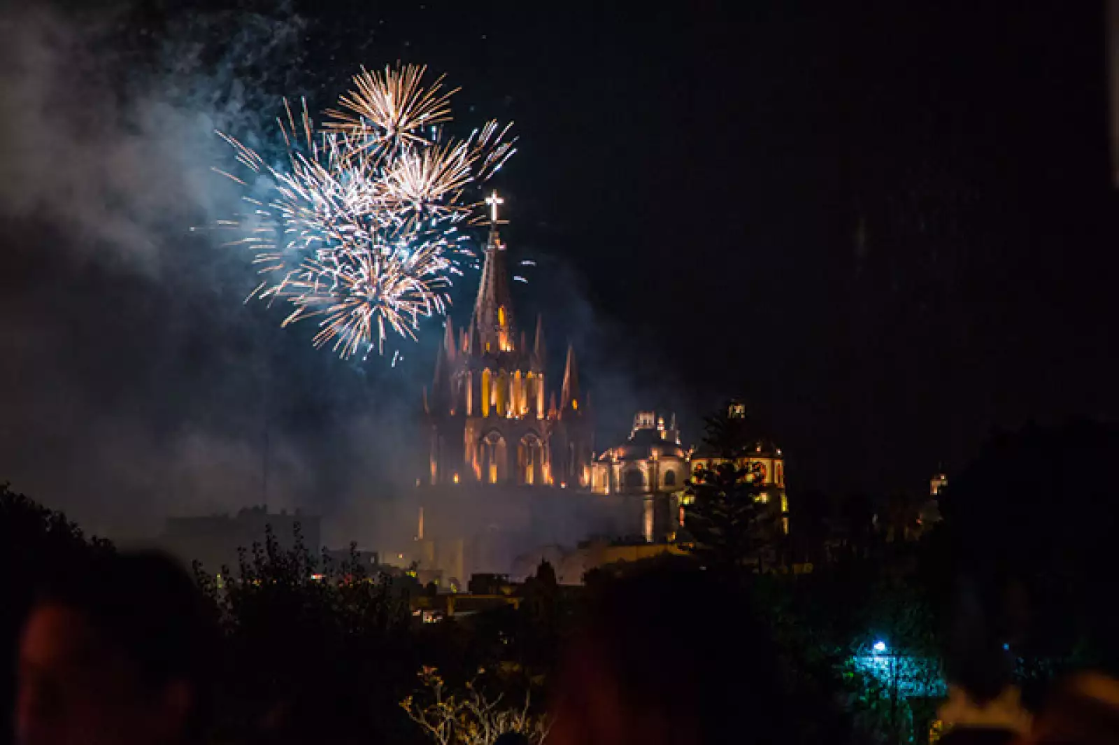 Fuegos artificiales iluminan la mágica ciudad