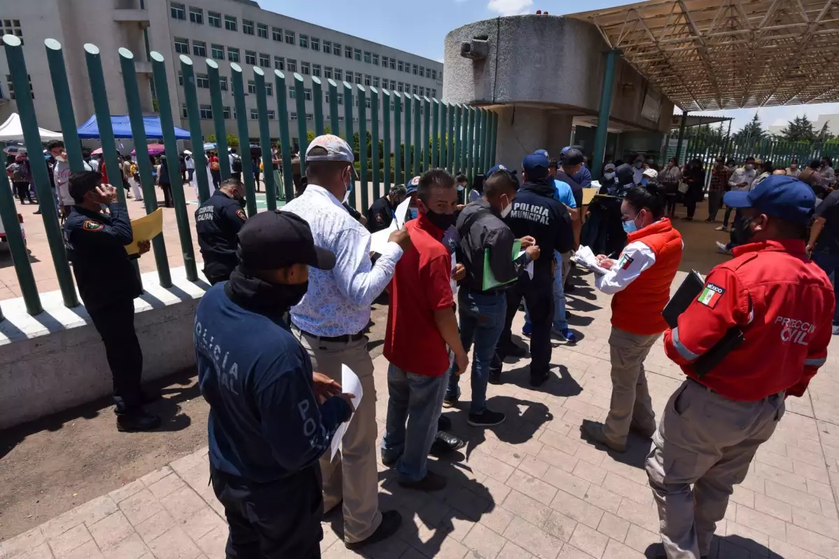 Personal de Bomberos, PC municipales, DIG municipales, Cruz Roja recibieron la vacuna de SINOVAC contra COVID-19 en el Centro Médico Lic. Adolfo López Mateos.