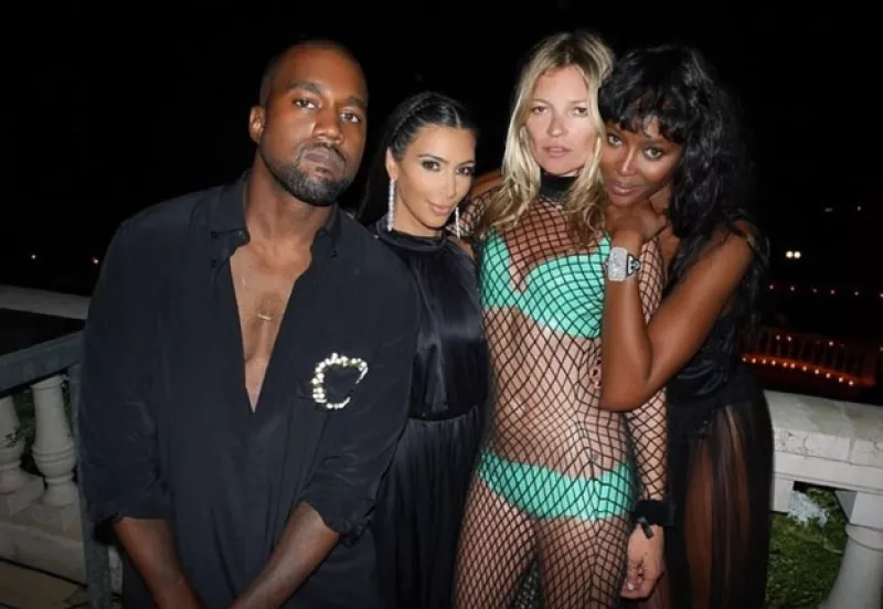 La socialité publicó en Instagram varias imágenes de la fiesta del diseñador Riccardo Tisci en Ibiza que reunió a varias celebridades de la música y la moda. `You can't sit with us´.