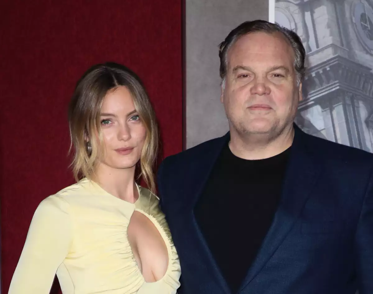 Leila George y Vincent D'Onofrio en la premiere de "Mortal Engines" 