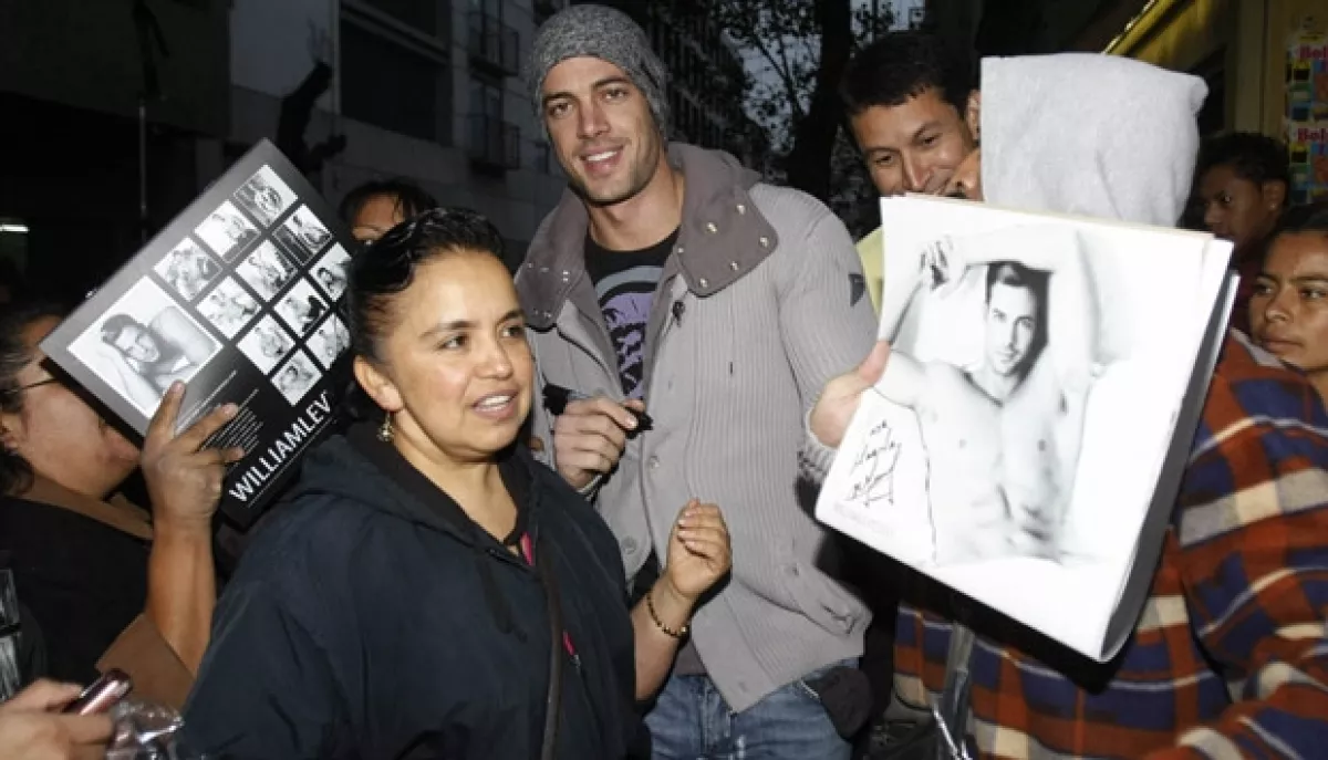 El actor madrugó para estar con los voceadores y convivir con las fans que se dieron cita y comprar su calendario.