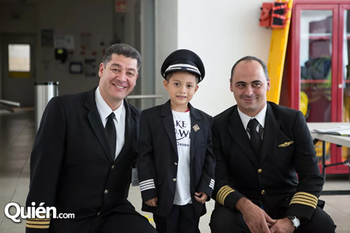 Los pilotos le explicaron todos lo que se necesita para ser piloto ya que es a lo que se quiere dedicar Said en un futuro.
