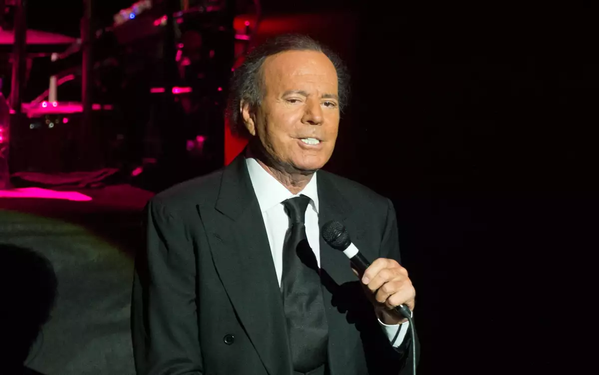 Julio Iglesias enfrenta demanda por agresiones sexuales en España