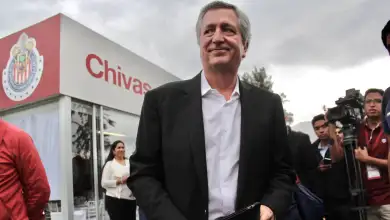 Jorge Vergara, empresario, fundador de Grupo Omnilife y propietario de Chivas, falleció el 15 de noviembre de 2019 a los 64 años. Durante su etapa al frente del club también impulsó la expansión de la marca rojiblanca hacia Estados Unidos con Chivas USA, proyecto que participó en la MLS. En la imagen, Vergara durante una reunión con medios de comunicación en 2013