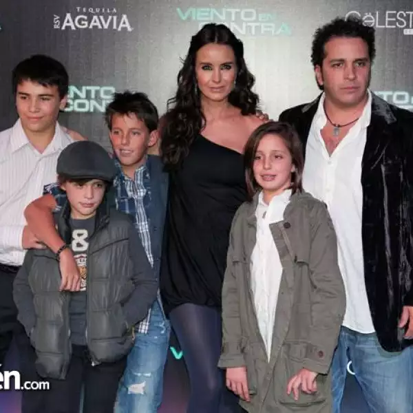 Alejandra Barros y Gustavo Loza con su familia.