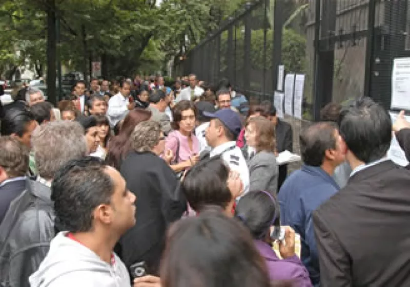 Decenas de personas saturaron ayer la Embajada de Canadá para pedir información sobre cómo obtener su visa. (Foto: Notimex)
