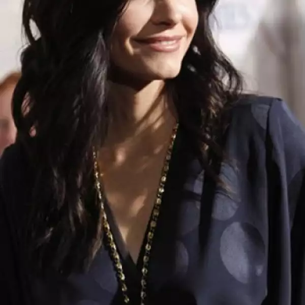 Courteney Cox, una de las mejores amigas de la cumpleañera Jennifer Aniston, usa también una paleta de color neutra, y le quita lo aburrido usando accesorios grandes y llamativos. Elegir uno vintage es excelente opción.