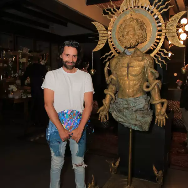 Wymithan con su obra Gott 