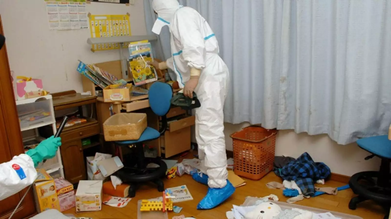 Un hombre revisar los libros de cuentos