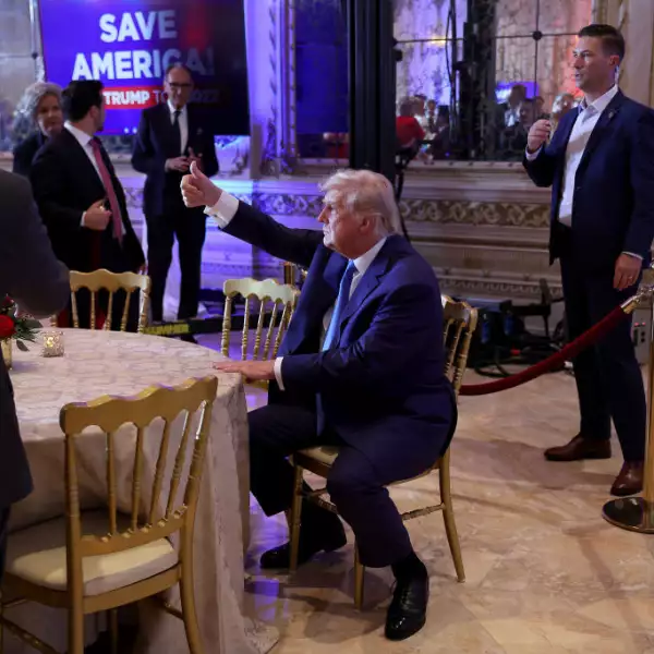 El ex presidente de los Estados Unidos, Donald Trump, hace gestos durante un evento de la noche de las elecciones en Mar-a-Lago el 8 de noviembre de 2022 en Palm Beach, Florida. Trump se mezcló con sus partidarios mientras la nación espera los resultados de la votación en las elecciones de mitad de período.