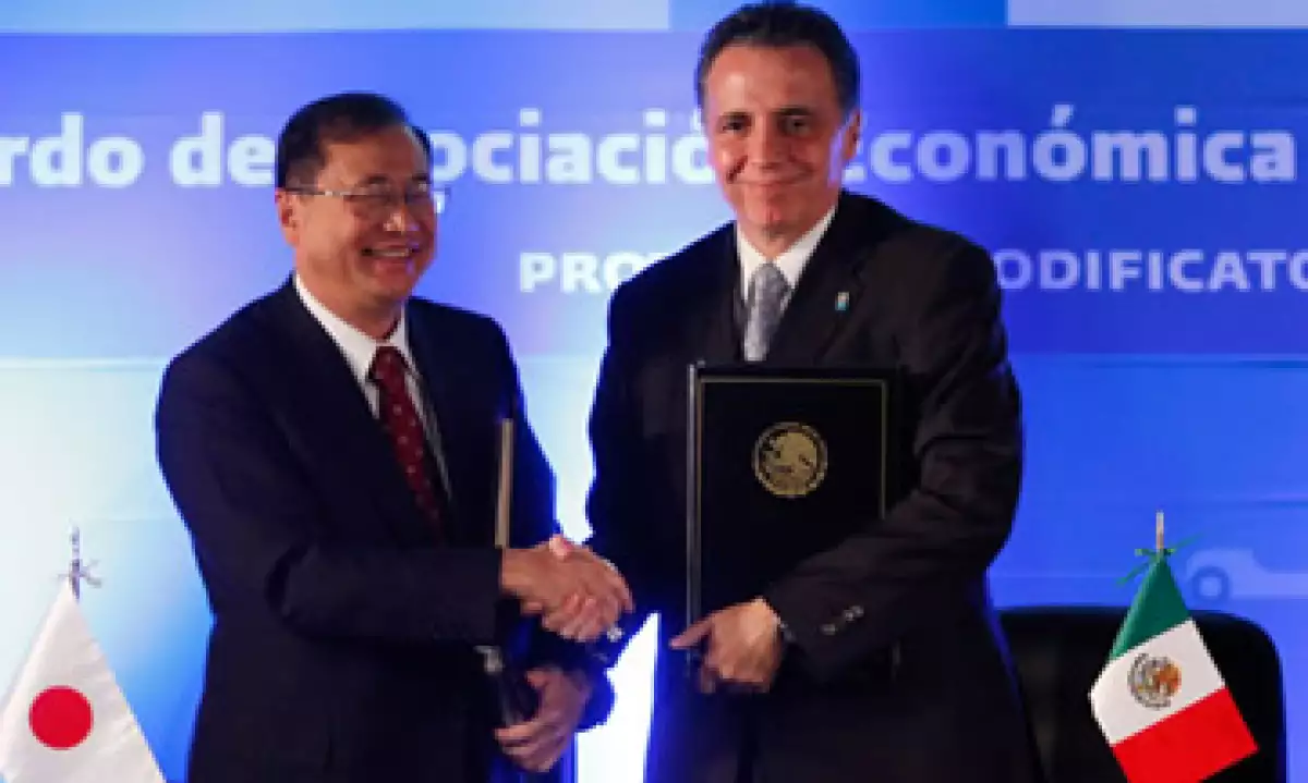 Bruno Ferrari, secretario de Economía firmó con el Embajador nipón en México, Shuichiro Megata, la ampliación del acuerdo comercial entre México y Japón. (Foto: Cortesía Secretaria de Economía)