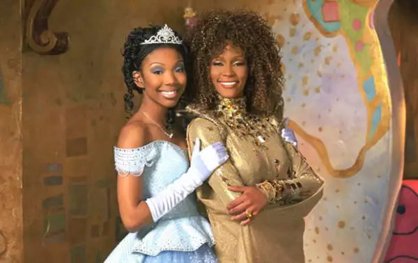 La fallecida Whitney Houston brilló en esta versión de Cenicienta junto a Brandy.