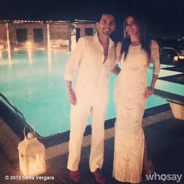 La estrella de Modern Family no se encuentra sola, pues emprendió el viaje a lado de su novio Nick Loeb, su hijo Manolo y otros amigos.