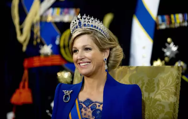`Tenemos un nuevo rey después de más de cien años y tenemos una hermosa reina que adoramos´, dijo a los periodistas Heinz Van deer Vart, vestido con sombrero y corbatas de color naranja.