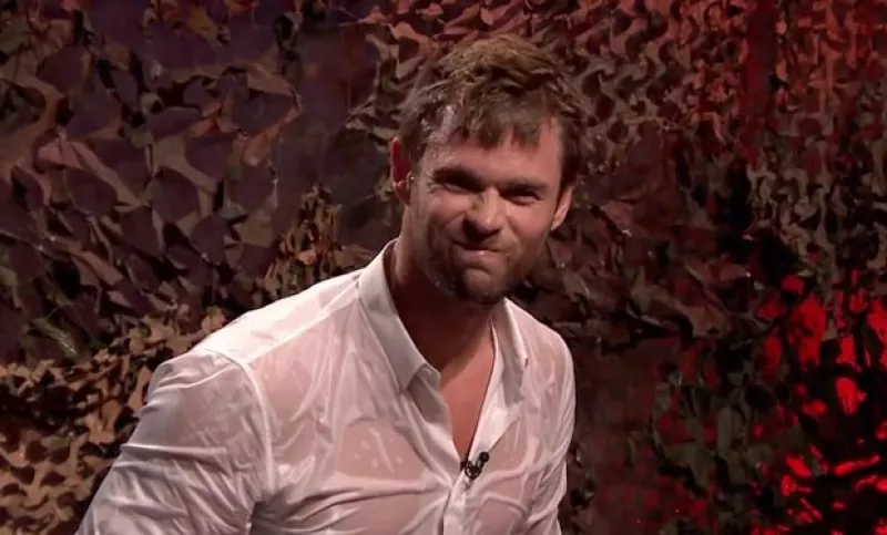 Durante un concurso en el programa The Tonight Show Starring Jimmy Fallon, el actor desbordó sensualidad mientras cumplía su castigo.