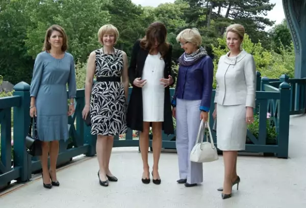 Carla Bruni muestra el avance de su embarazo a María Barroso, esposa del presidente de la Comisión Europea, José Manuel Barroso; Lauren Harper, esposa del Primer Ministro de Canadá, Stephen Harper; Geertrui van Rompuy, esposa del presidente del Consejo Europeo, Herman Van Rompuy, y Svetalana Medvedeva, primera dama rusa.