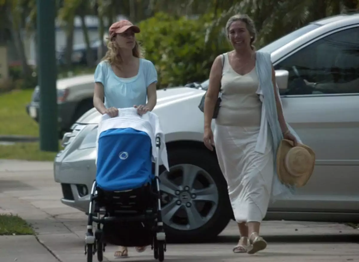 El hijo que tuvo con Alejandro Basteri recién cumplió un mes de nacido y finalmente la sobrina de Slim se dejó ver por las calles de Miami acompañada de su mamá.
