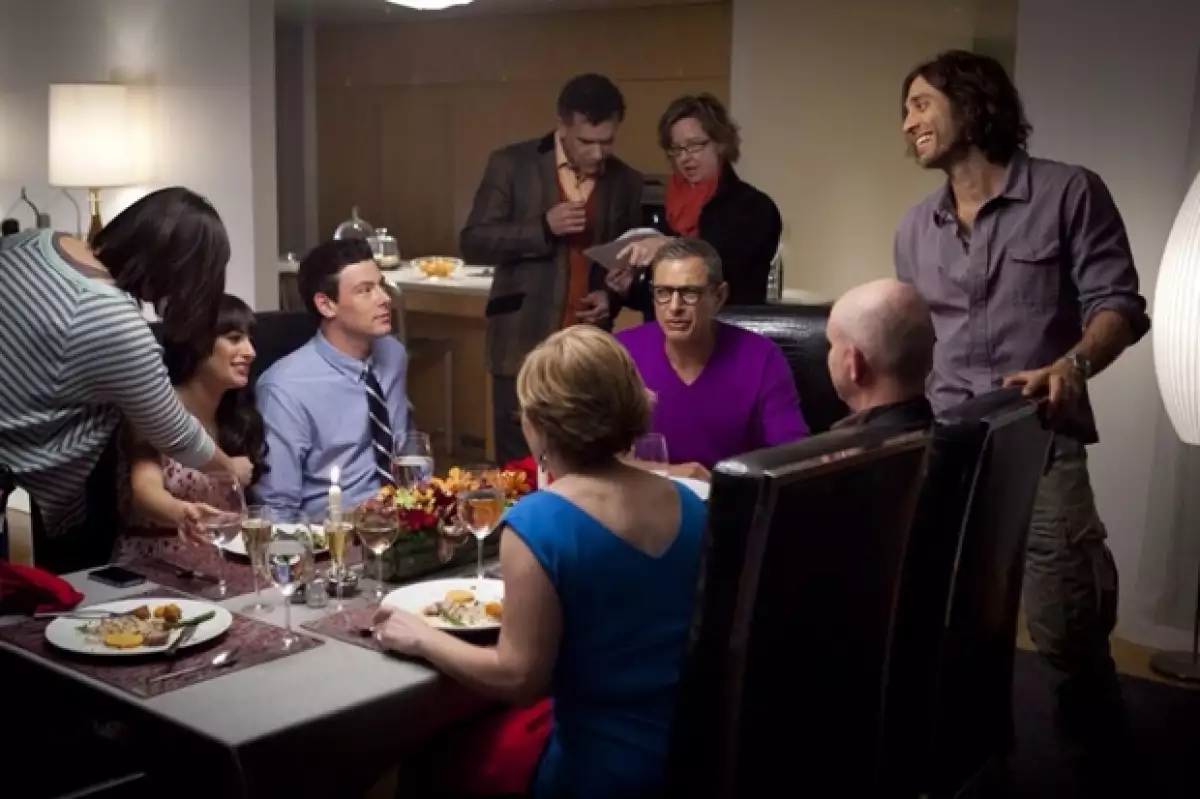 El productor de televisión ha publicado fotos en su cuenta de Twitter de su labor en `Glee´. Aquí una imagen colaborando con el Cory Monteith, quien falleciera hace poco más de un año.