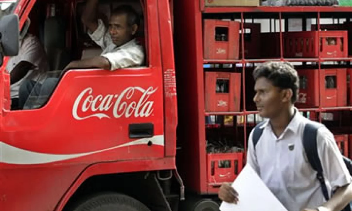 Coca-Cola se ha quedado detrás de Pepsi en India, donde el mercado de bebidas alcanza los 10,000 mdd.(Foto: AP)