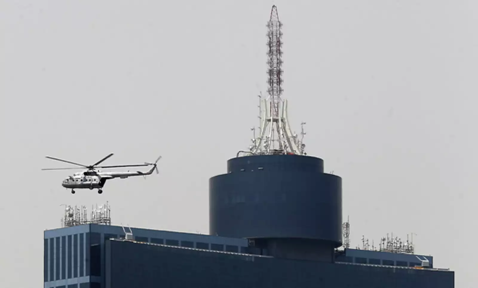Desde la víspera de la llegada del mandatario estadounidense, helicópteros de la Marina Armada realizan sobrevuelos por la Ciudad de México.