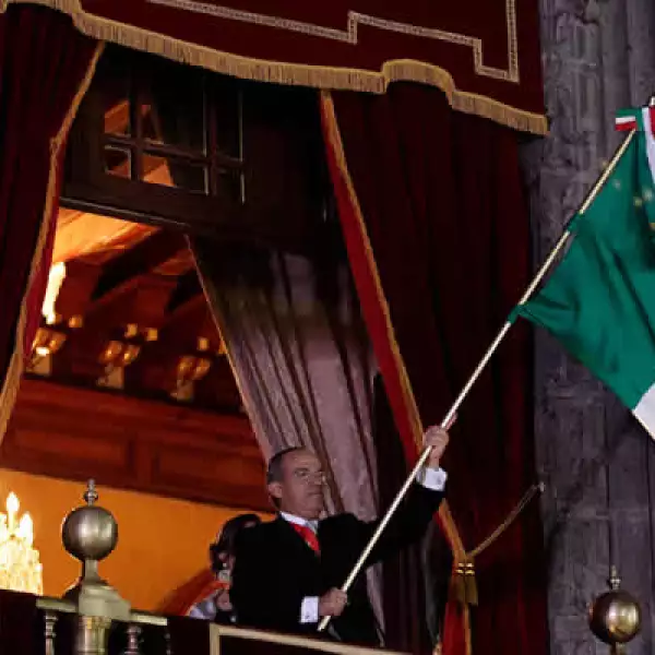 El presidente Felipe Calderón emuló el famoso grito de Dolores, con el cual hace 200 años empezó el proceso de Independencia.