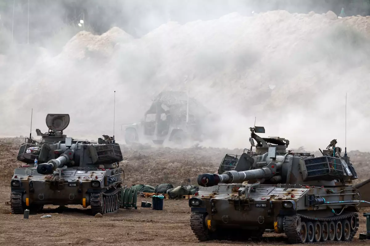 Las unidades de artillería móvil israelíes se paran cerca de la frontera entre Israel y Gaza, en Israel el 16 de septiembre de 2025.